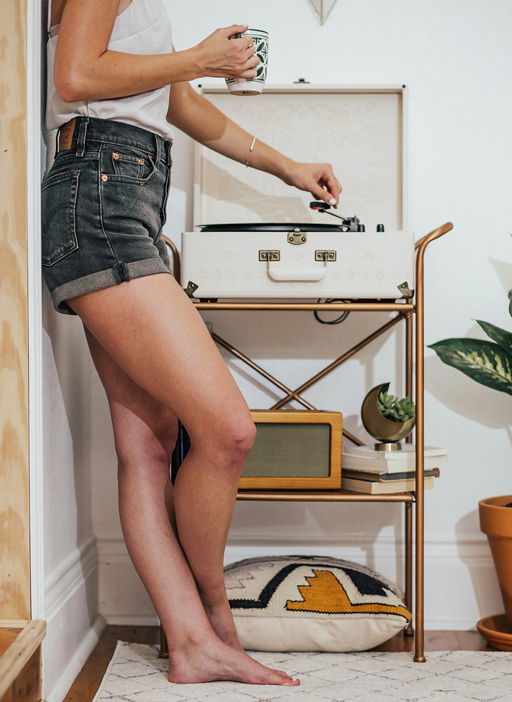 livvyland-blog-olivia-watson-austin-texas-fashion-blogger-urban-outfitters-record-player-nook-room-setup-holder-interior-boho-style-levis-wedgie-shorts-1