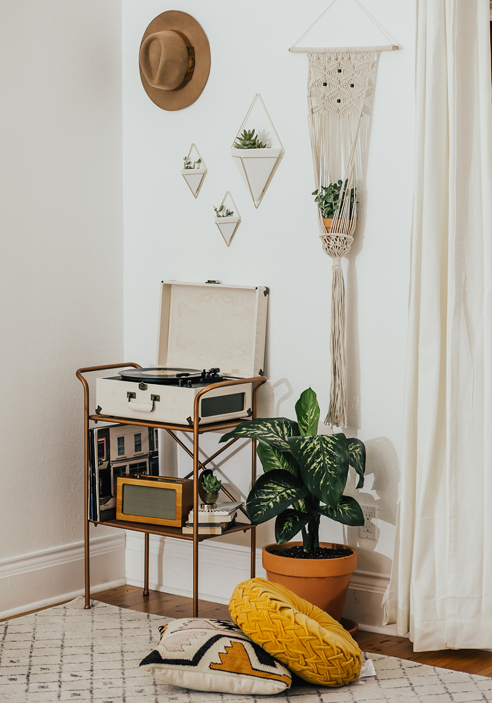 livvyland-blog-olivia-watson-austin-texas-fashion-blogger-urban-outfitters-record-player-nook-room-setup-holder-interior-boho-style-levis-wedgie-shorts-10