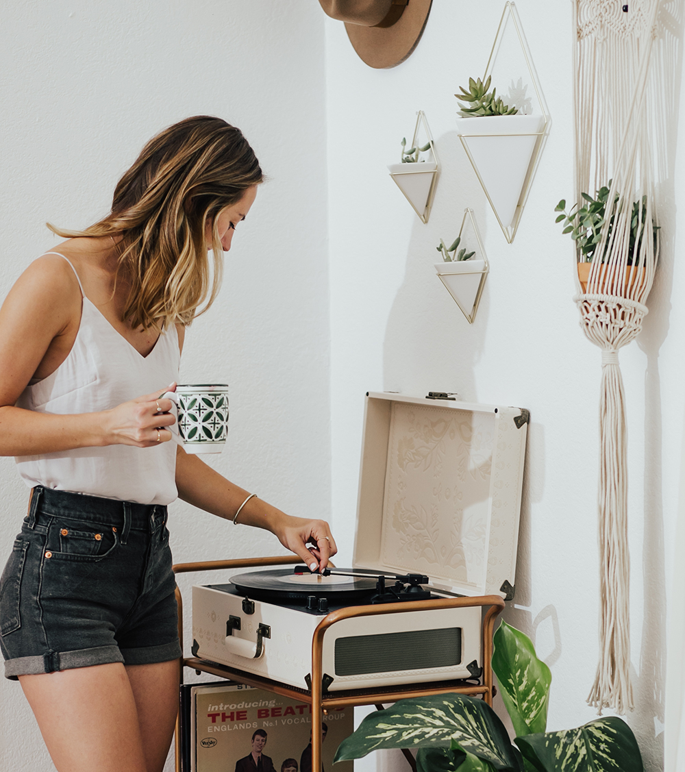 livvyland-blog-olivia-watson-austin-texas-fashion-blogger-urban-outfitters-record-player-nook-room-setup-holder-interior-boho-style-levis-wedgie-shorts-4