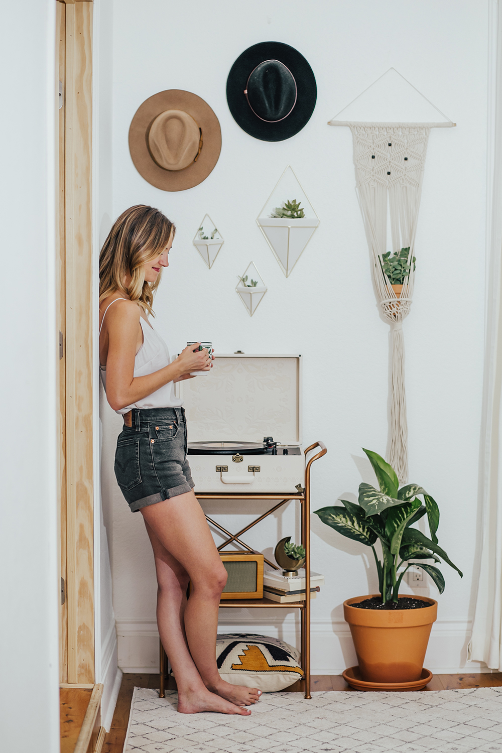 livvyland-blog-olivia-watson-austin-texas-fashion-blogger-urban-outfitters-record-player-nook-room-setup-holder-interior-boho-style-levis-wedgie-shorts-7