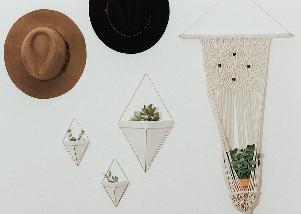 livvyland-blog-olivia-watson-austin-texas-fashion-blogger-urban-outfitters-record-player-nook-room-setup-holder-interior-boho-style-succulent-hangers-4