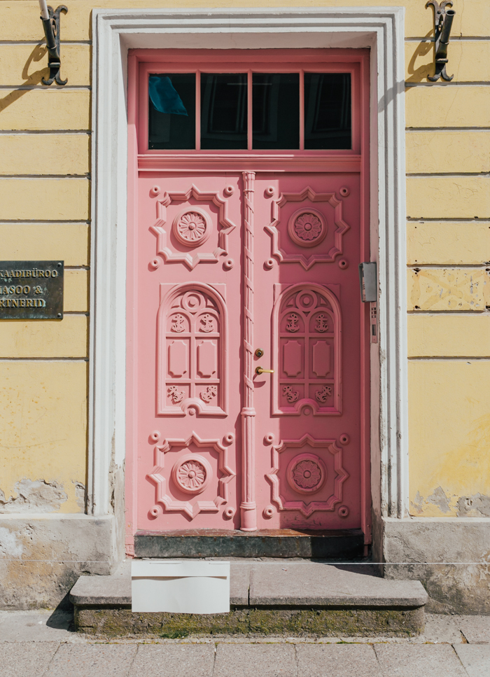 livvyland-blog-olivia-watson-tallinn-estonia-pink-doorway-yellow-town-1