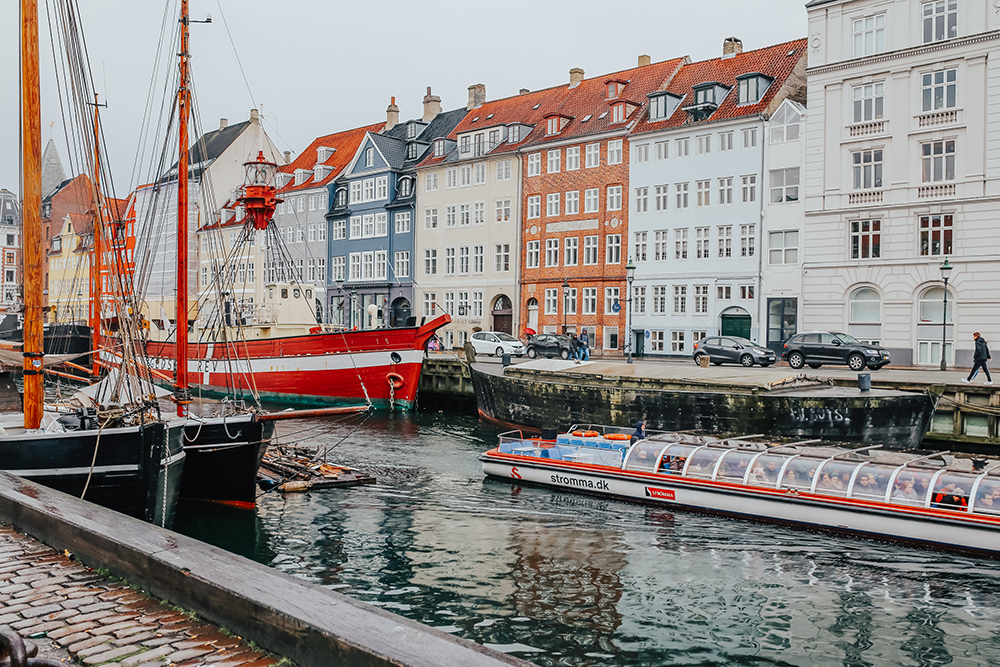 livvyland-blog-olivia-watson-fashion-travel-blogger-princess-cruises-scandinavia-what-to-wear-pack-copenhagen-colorful-buildings-1