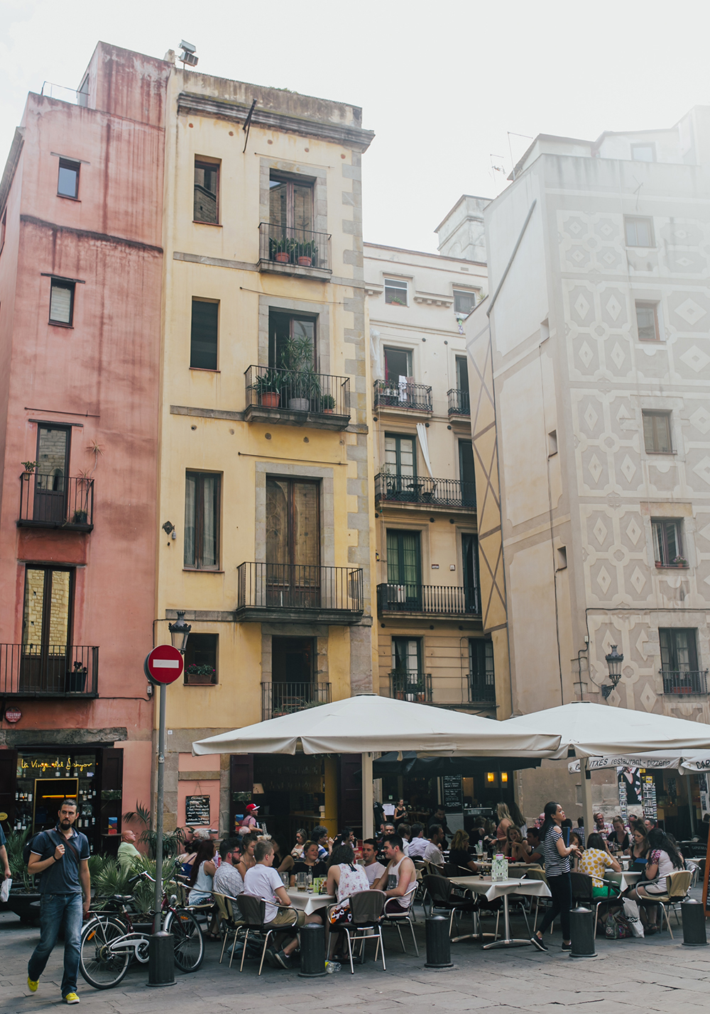 livvyland-blog-olivia-watson-travel-fashion-blogger-barcelona-spain-las-ramblas-colorful-buildings-architecture-cafe