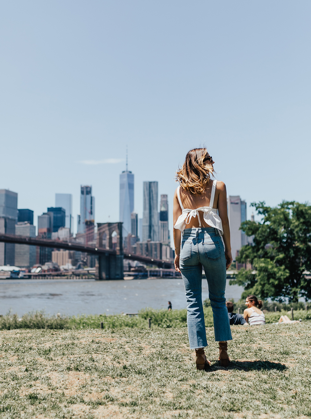 livvyland-blog-olivia-watson-urban-outfitters-open-back-bow-tie-top-mom-jeans-brooklyn-bridge-4