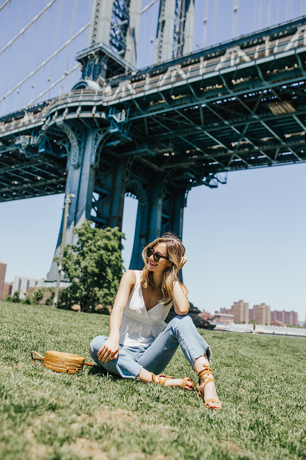 livvyland-blog-olivia-watson-urban-outfitters-open-back-bow-tie-top-mom-jeans-brooklyn-bridge-6