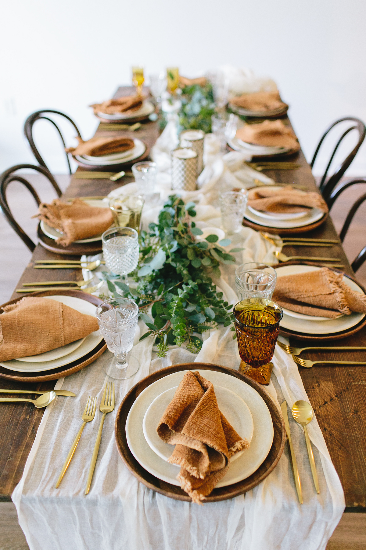 livvyland-blog-olivia-watson-zilkr-condo-loot-vintage-friendsgiving-tablescape-table-setup-idea-5