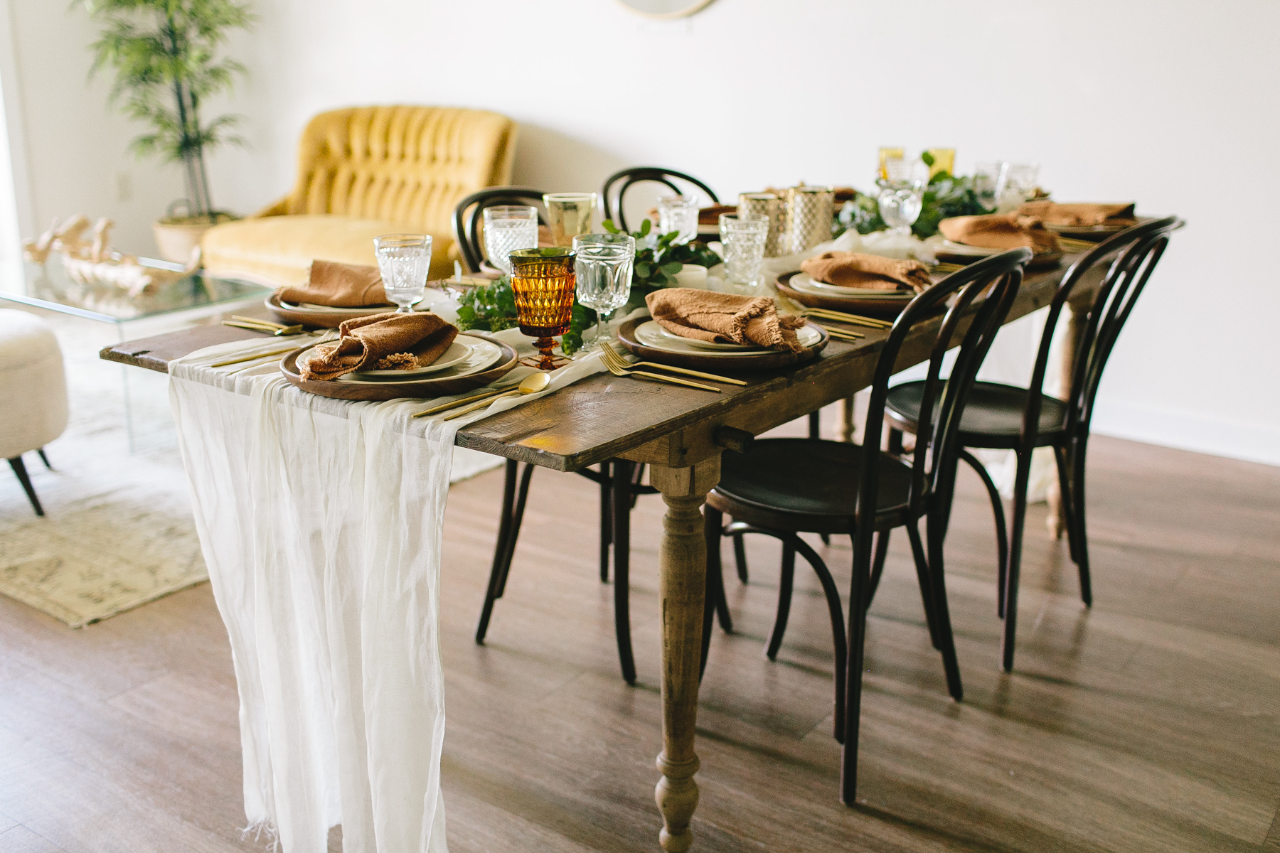 livvyland-blog-olivia-watson-zilkr-condo-loot-vintage-friendsgiving-tablescape-table-setup-idea-6