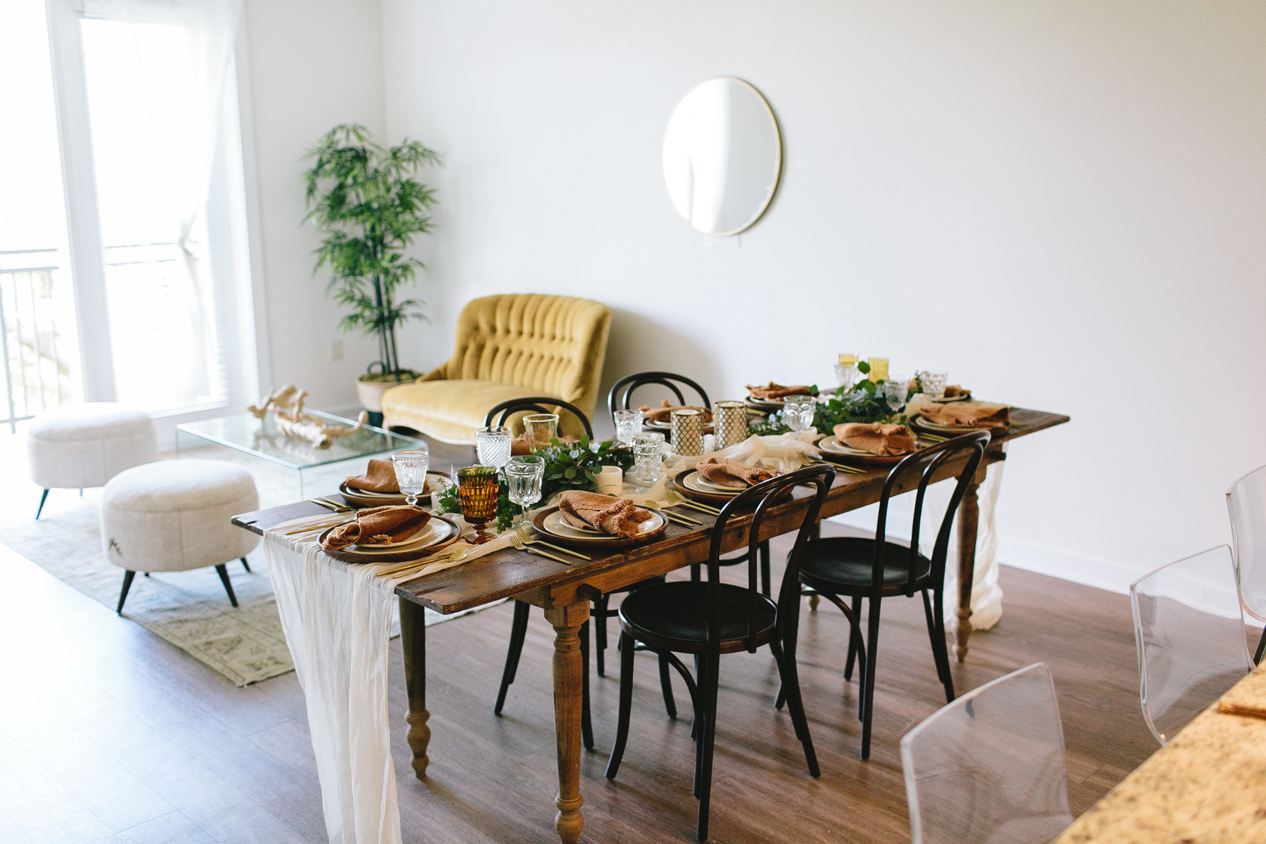 livvyland-blog-olivia-watson-zilkr-condo-loot-vintage-friendsgiving-tablescape-table-setup-idea-7