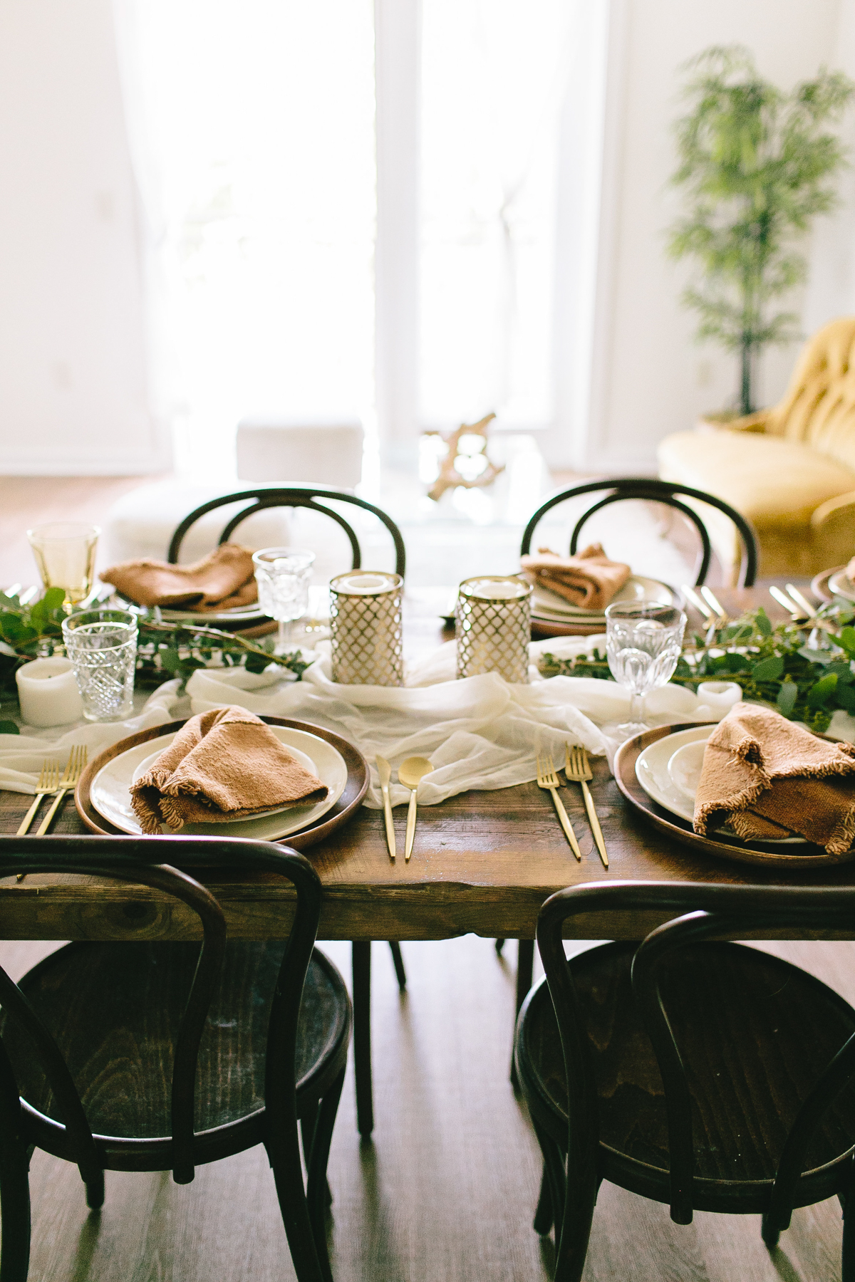 livvyland-blog-olivia-watson-zilkr-condo-loot-vintage-friendsgiving-tablescape-table-setup-idea-8