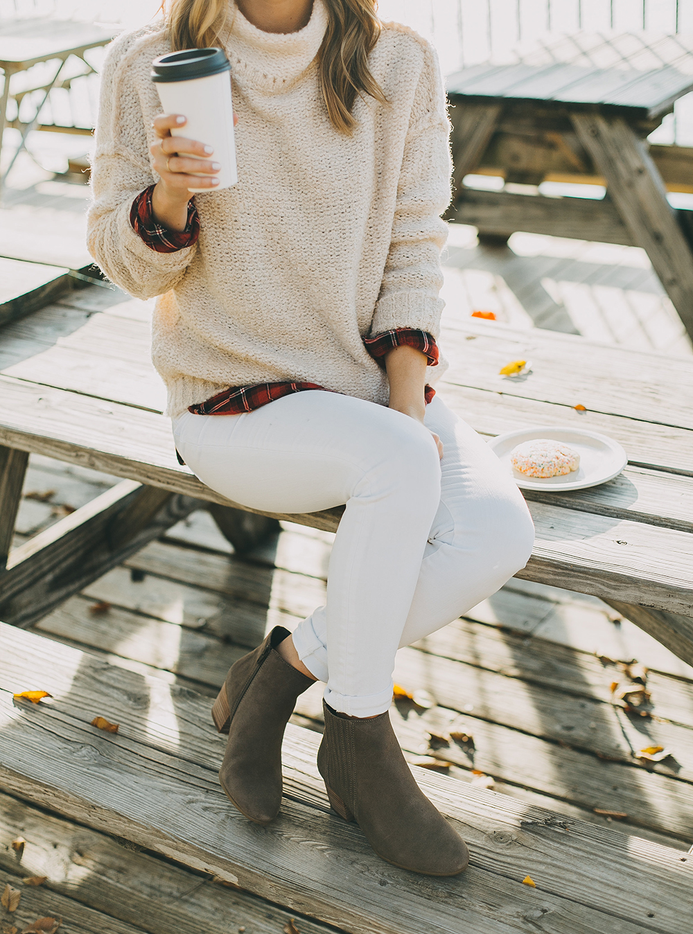 winter outfits 2017 - winter white sweater and denim leggings on  pinterestingplans - Pinteresting Plans