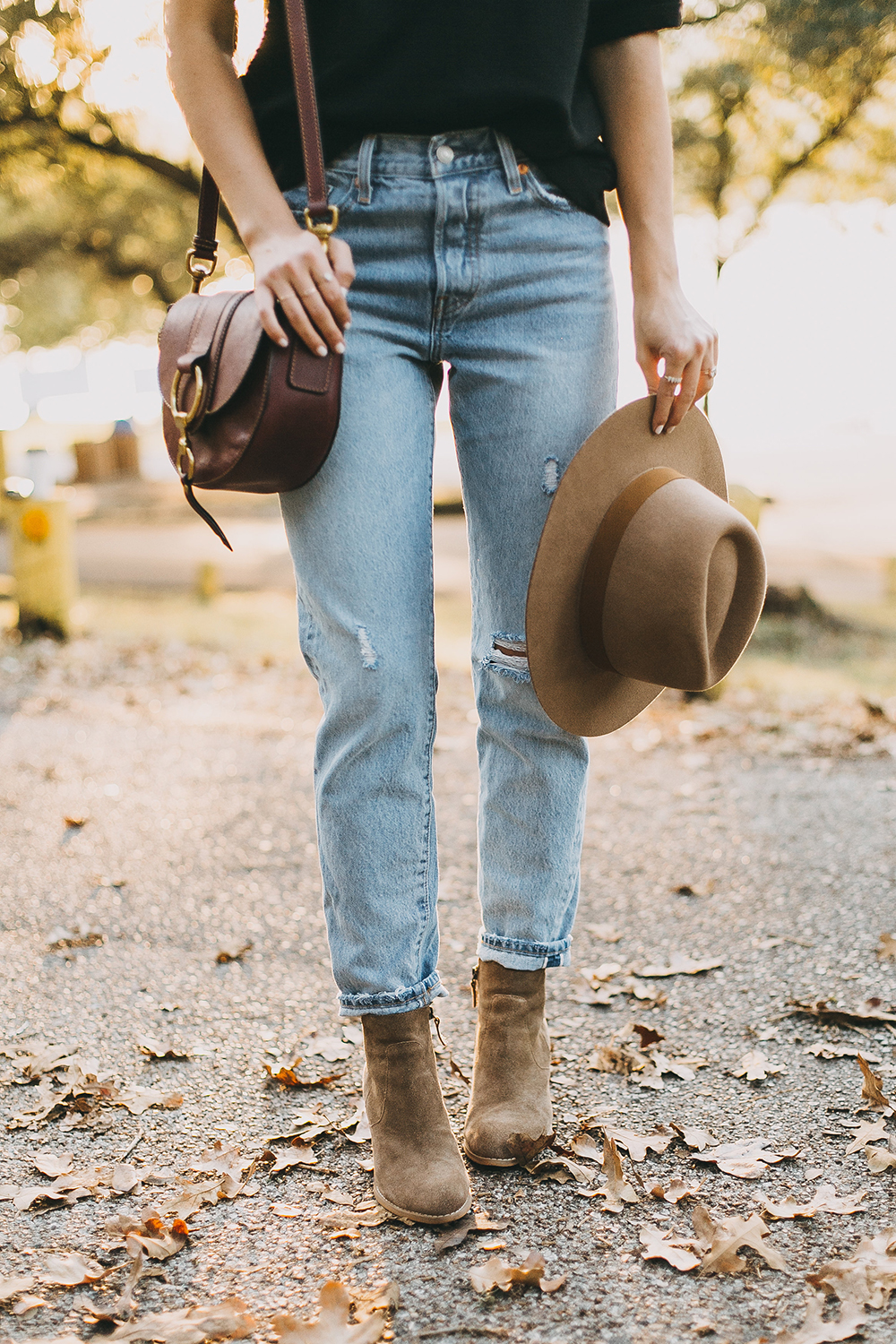 livvyland-blog-olivia-watson-levis-501-jeans-taupe-suede-ankle-booties-fall-outfit-1