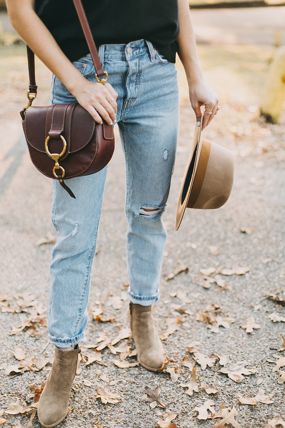 livvyland-blog-olivia-watson-levis-501-jeans-taupe-suede-ankle-booties-fall-outfit-2