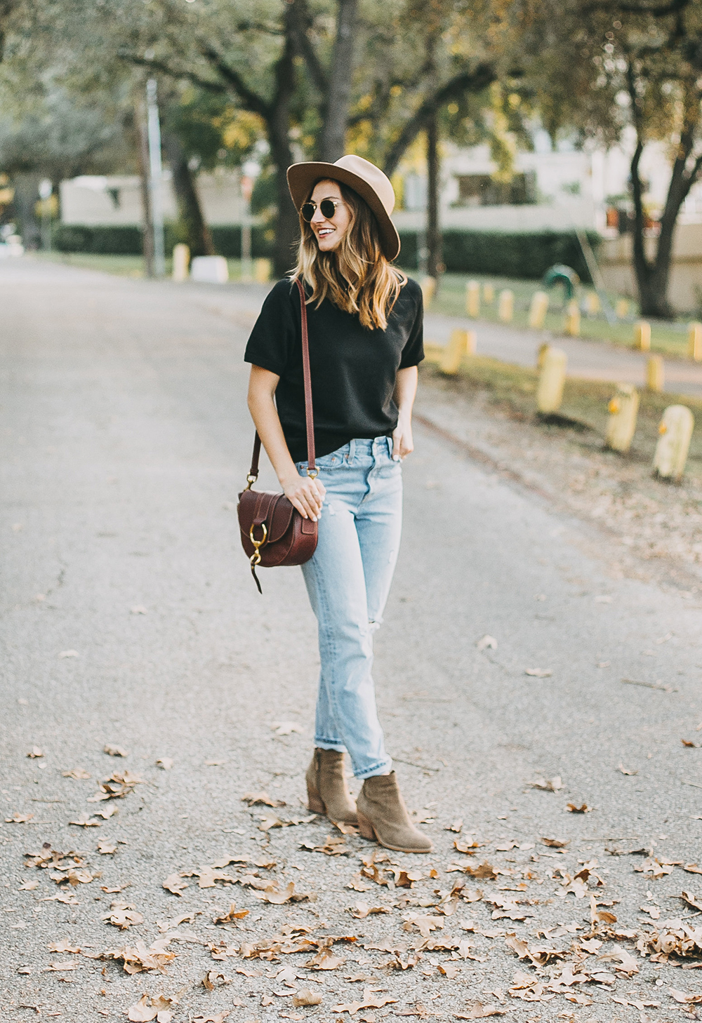 livvyland-blog-olivia-watson-levis-501-jeans-taupe-suede-ankle-booties-fall-outfit-3