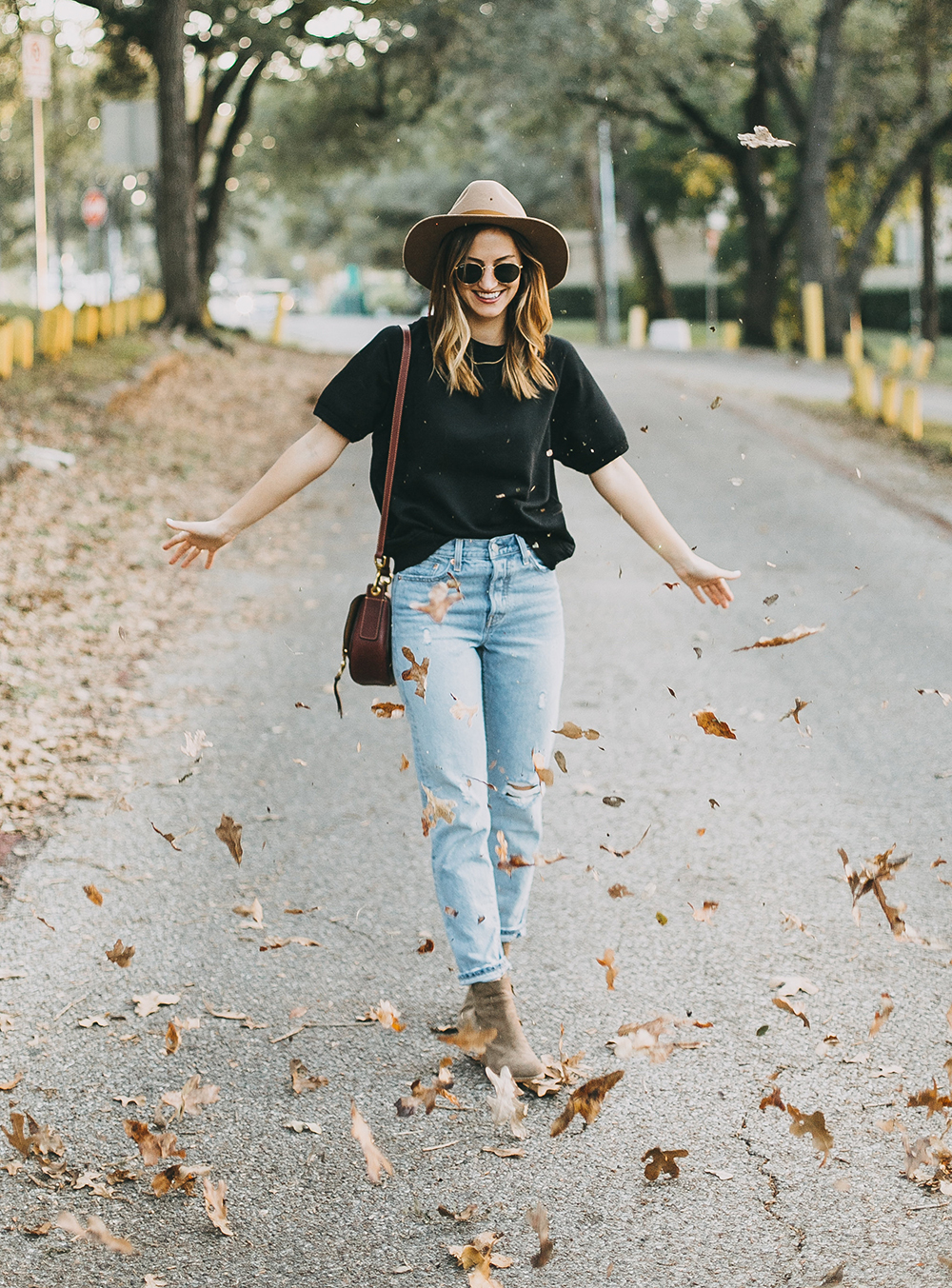 livvyland-blog-olivia-watson-levis-501-jeans-taupe-suede-ankle-booties-fall-outfit-4