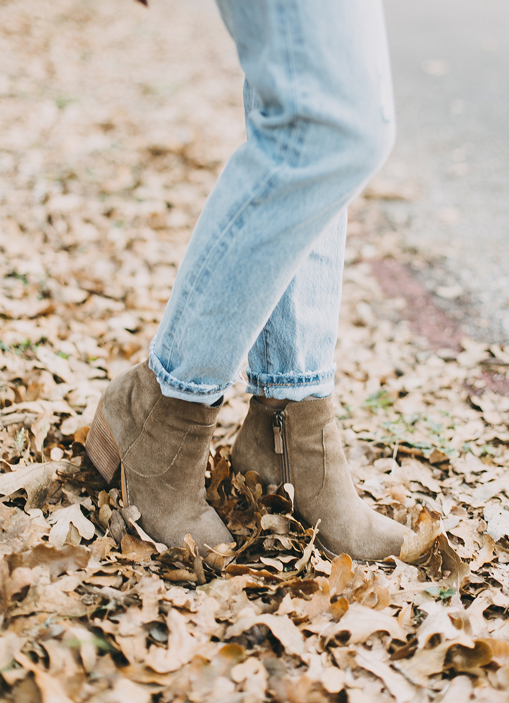 livvyland-blog-olivia-watson-levis-501-jeans-taupe-suede-ankle-booties-fall-outfit-5