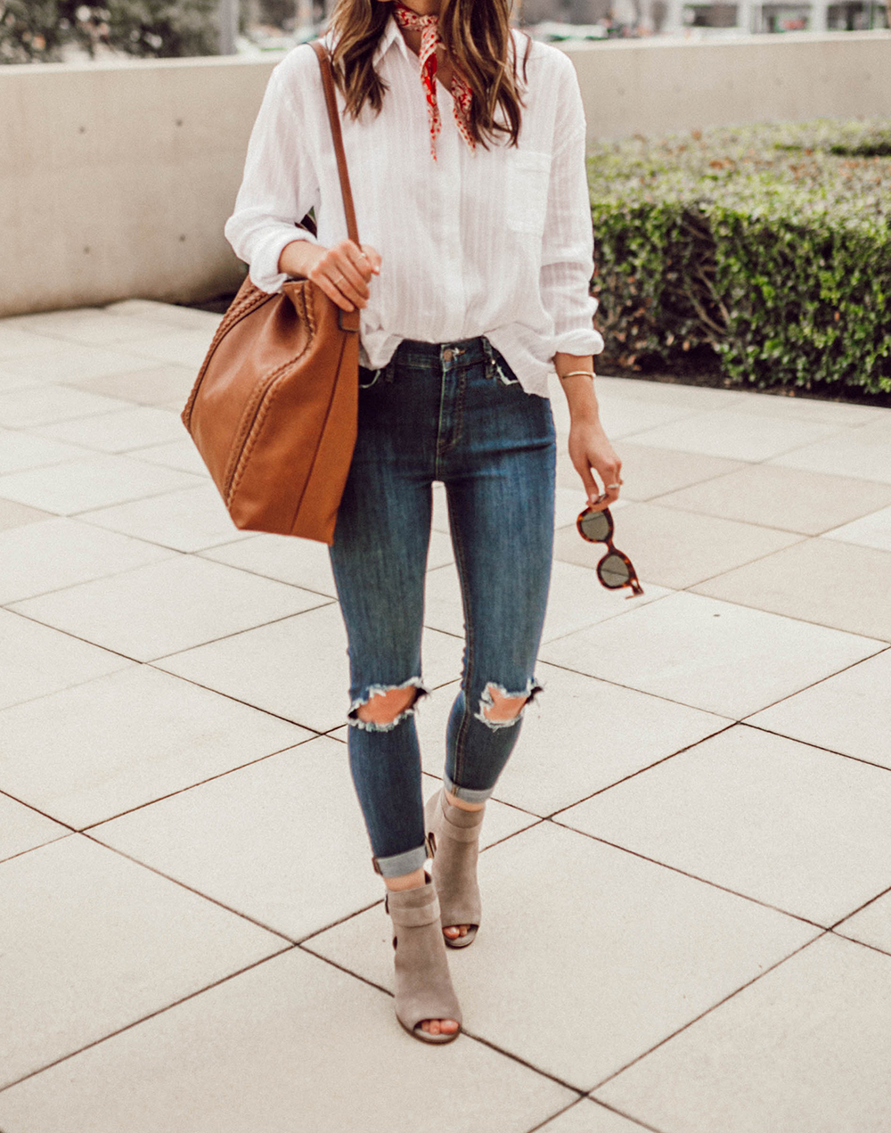 The Perfect White Boots Outfit For Spring - Street Style Blogger