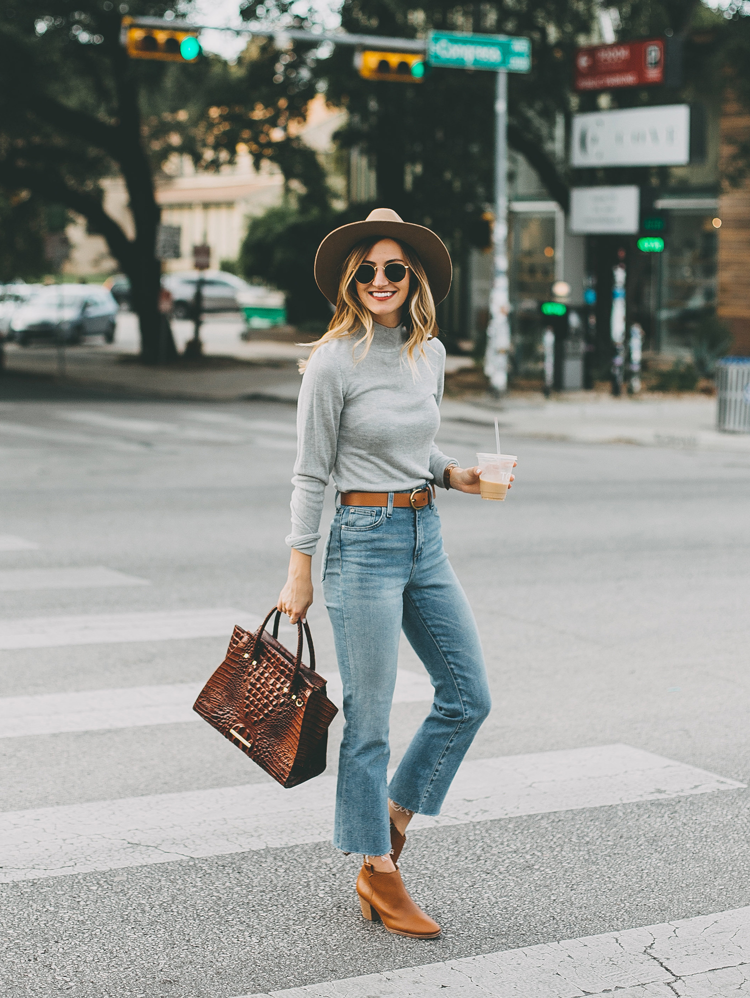 livvyland-blog-olivia-watson-south-congress-avenue-austin-texas-fashion-life-style-blogger-bdg-high-waist-crop-flare-jeans-2