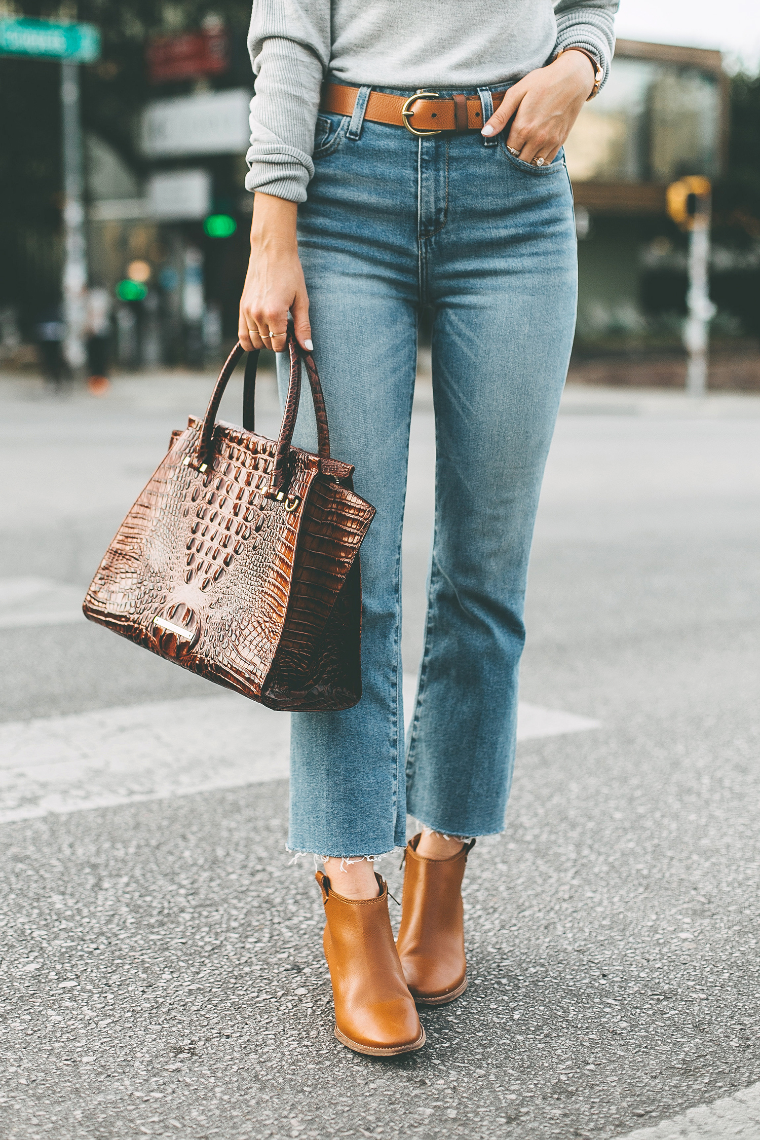 livvyland-blog-olivia-watson-south-congress-avenue-austin-texas-fashion-life-style-blogger-bdg-high-waist-crop-flare-jeans-4