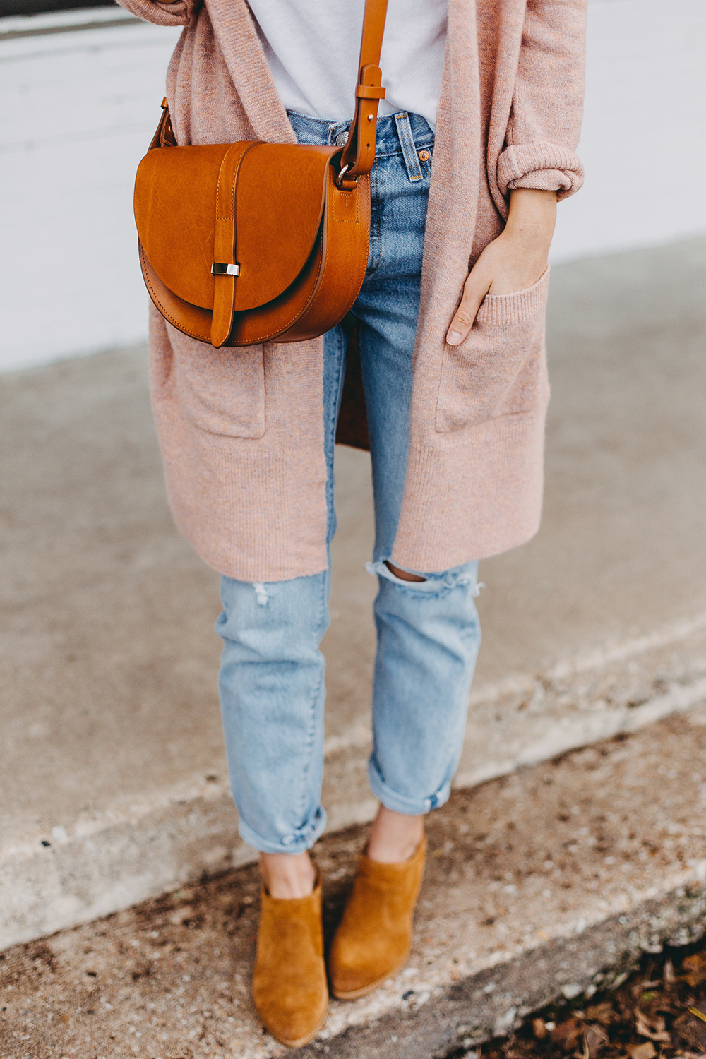 livvyland-blog-olivia-watson-austin-texas-fashion-blogger-spring-transition-wardrobe-pieces-madewell-blush-cardigan-tan-mules-1