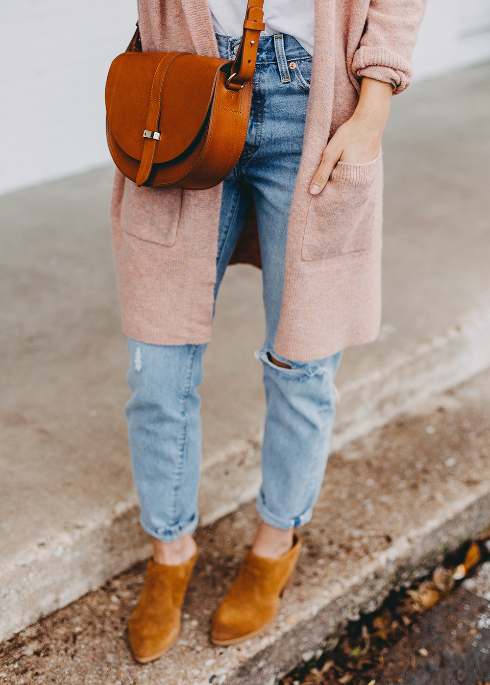 livvyland-blog-olivia-watson-austin-texas-fashion-blogger-spring-transition-wardrobe-pieces-madewell-blush-cardigan-tan-mules-5