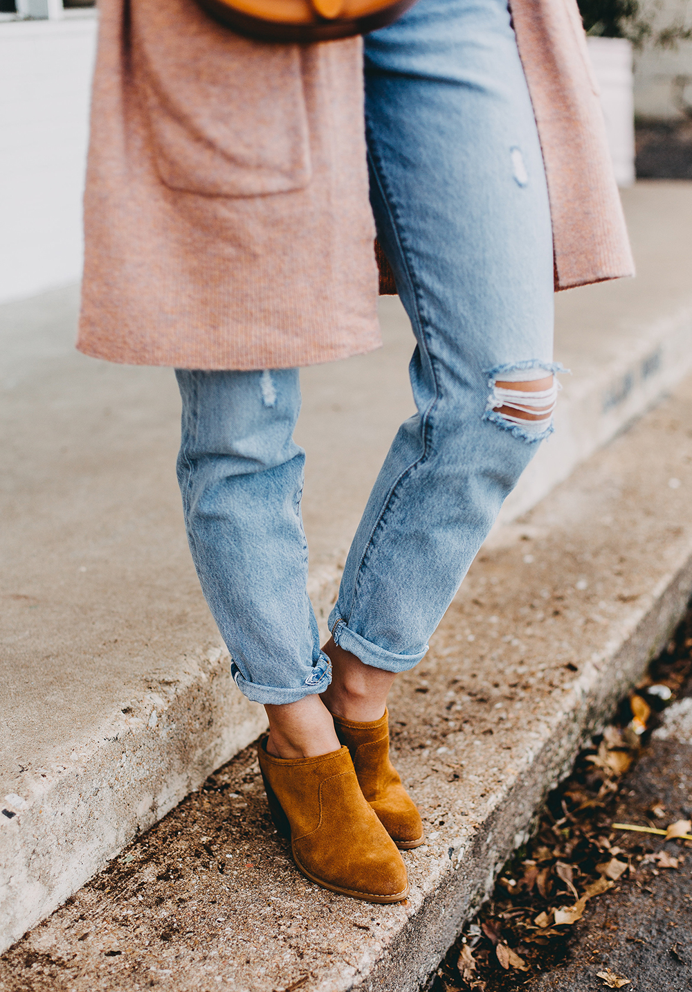 livvyland-blog-olivia-watson-austin-texas-fashion-blogger-spring-transition-wardrobe-pieces-madewell-blush-cardigan-tan-mules-8