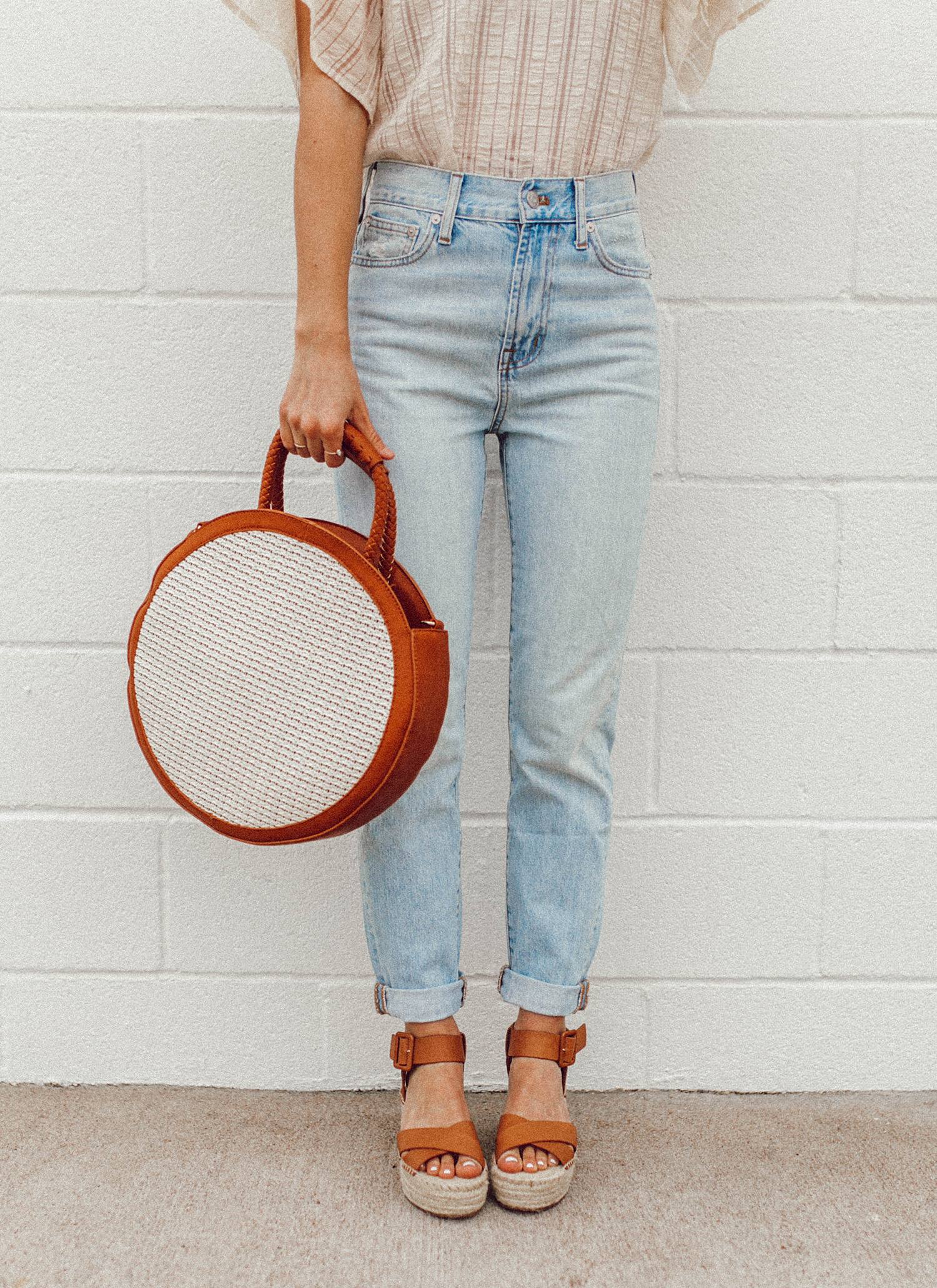 livvyland-blog-olivia-watson-sole-society-espadrille-wedges-round-straw-handbag-7