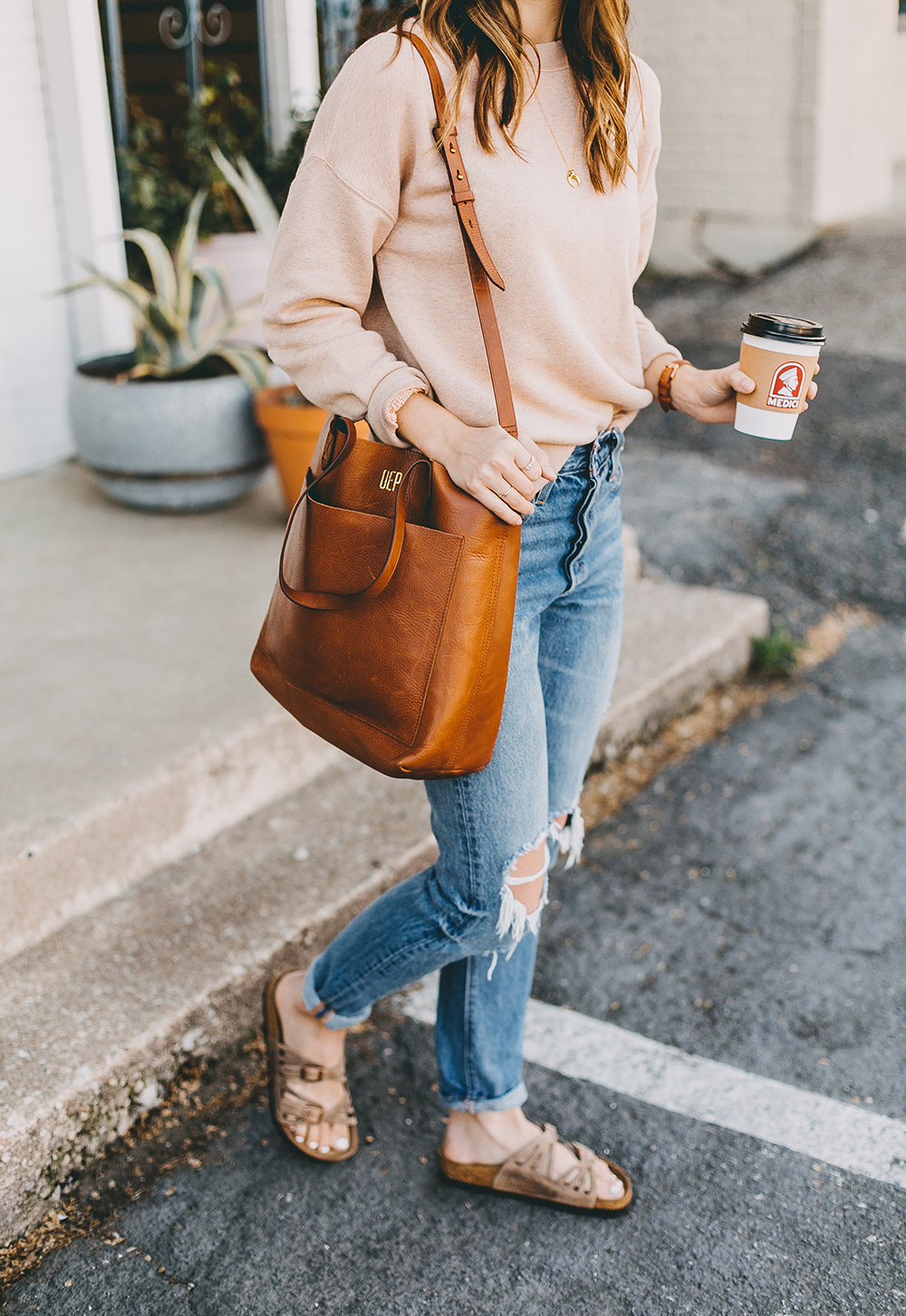 livvyland-blog-olivia-watson-austin-texas-fashion-blogger-madewell-peach-sweatshirt-medium-transport-tote-levis-501-jeans-13