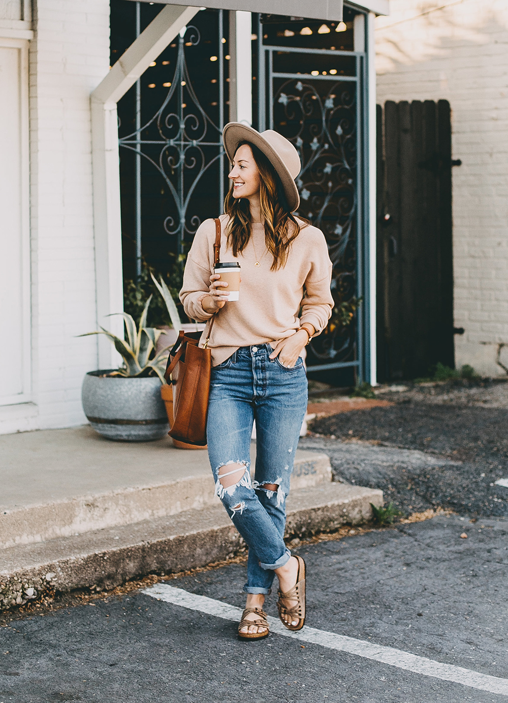 livvyland-blog-olivia-watson-austin-texas-fashion-blogger-madewell-peach-sweatshirt-medium-transport-tote-levis-501-jeans-4