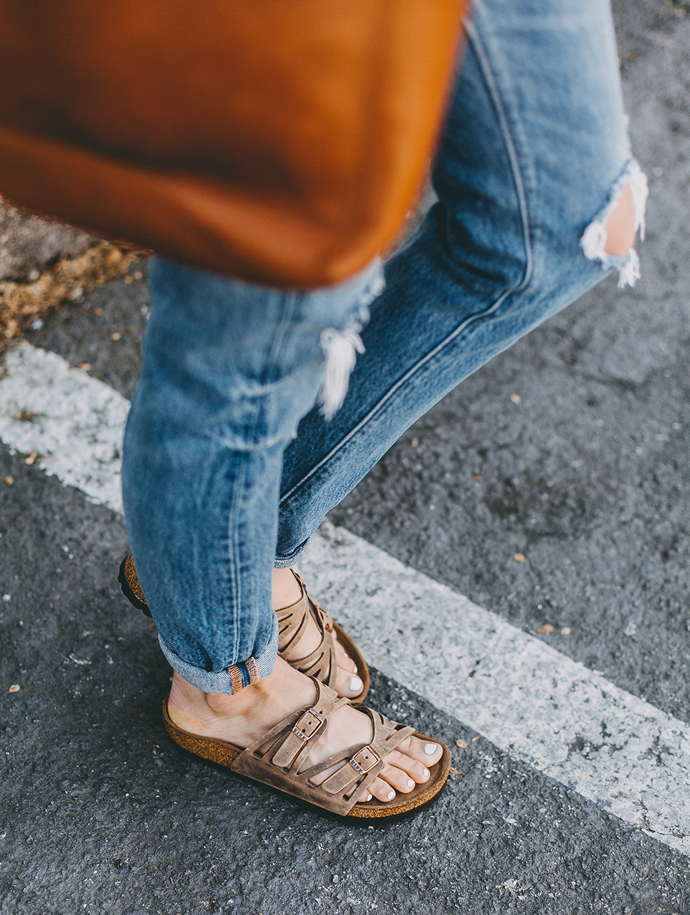 livvyland-blog-olivia-watson-austin-texas-fashion-blogger-madewell-peach-sweatshirt-medium-transport-tote-levis-501-jeans-5