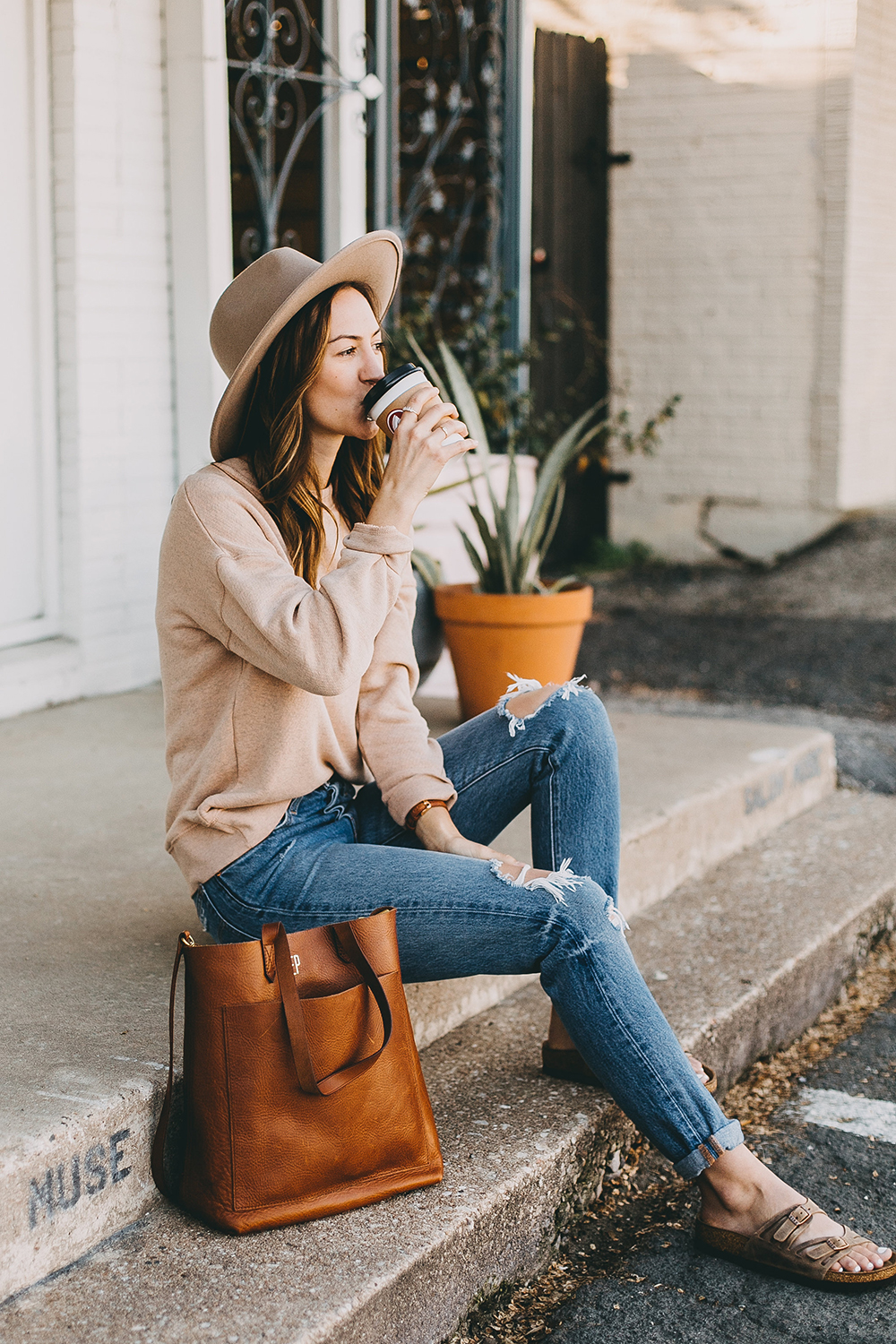 livvyland-blog-olivia-watson-austin-texas-fashion-blogger-madewell-peach-sweatshirt-medium-transport-tote-levis-501-jeans-8