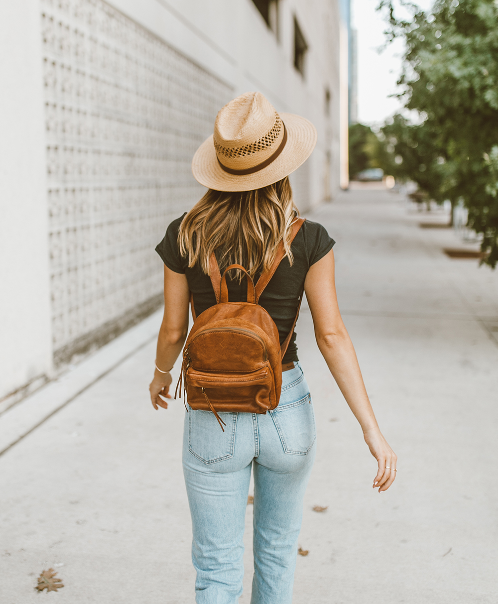 livvyland-blog-olivia-watson-austin-texas-fashion-style-blog-tee-jeans-outfit-madewell-mini-backpack-english-saddle-1