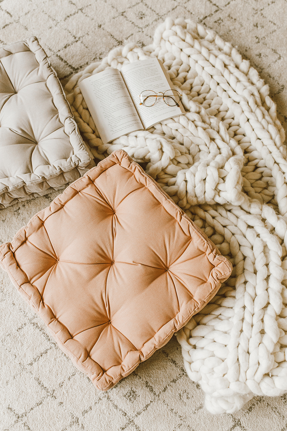 livvyland-blog-olivia-watson-austin-texas-lifestyle-blog-urban-outfitters-home-decor-bohemian-cozy-floor-cushions-rose-blush-2