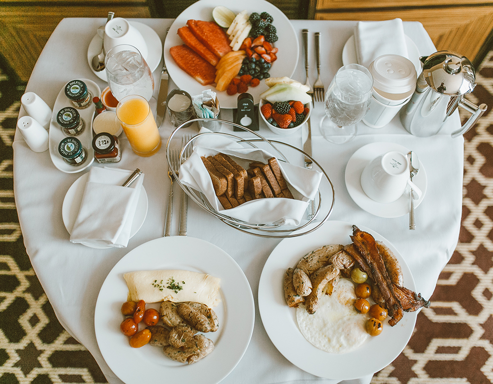 livvyland-blog-olivia-watson-austin-texas-lifestyle-blogger-fairmont-hotel-atx-downtown-room-service-breakfast-in-bed-1