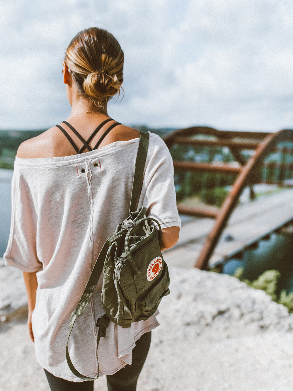 livvyland-blog-olivia-watson-backcountry-free-people-take-me-tee-fjallraven-kanken-mini-green-backpack-360-overlook-bridge-3