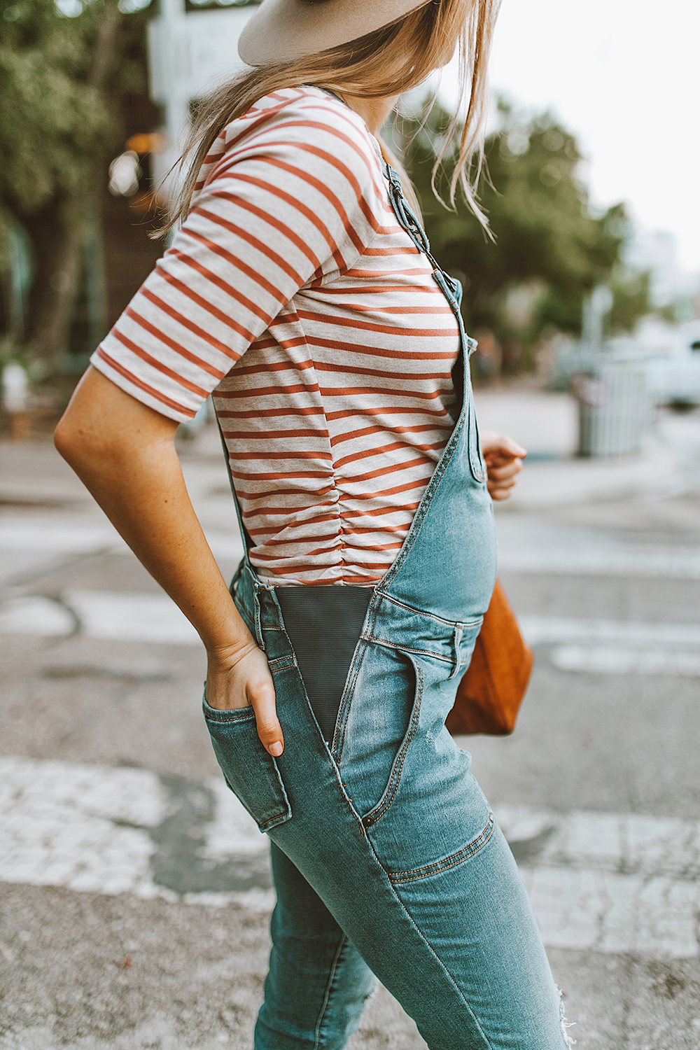 https://storage.googleapis.com/livvyland/2018/10/livvyland-blog-olivia-watson-austin-texas-fashion-blogger-maternity-pregnancy-outfit-style-idea-overalls-8.jpg