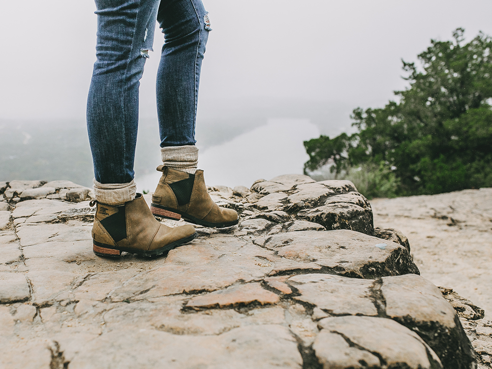 livvyland-blog-olivia-watson-austin-texas-lifestyle-blog-mount-bonnell-patagonia-los-gatos-vest-sorel-emelie-waterproof-chelsea-boots-hike-outfit-4