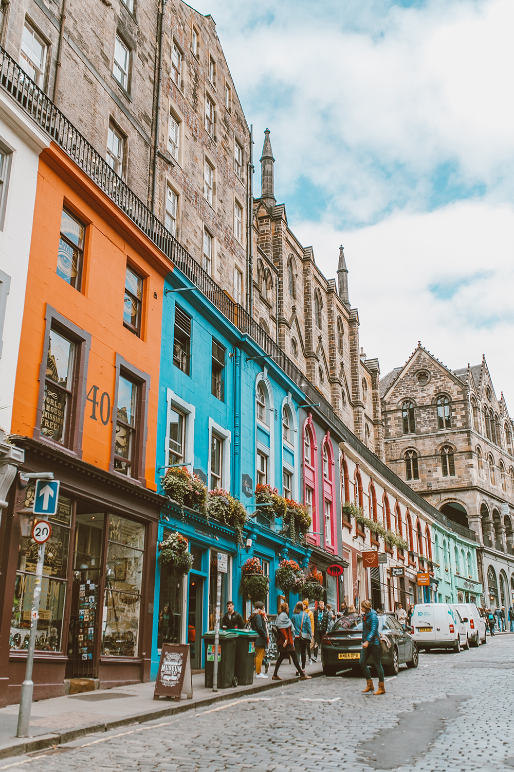 livvyland-blog-olivia-watson-things-to-do-edinburgh-scotland-day-trip-victorias-street-colorful-alleyway-2