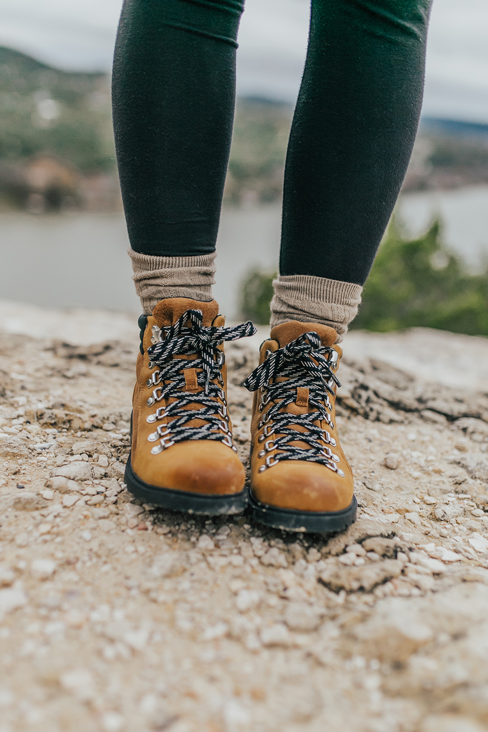 livvyland-blog-olivia-watson-austin-texas-fashion-lifestyle-blogger-sorel-ainsley-weatherproof-boots-winter-hike-mount-bonnell-