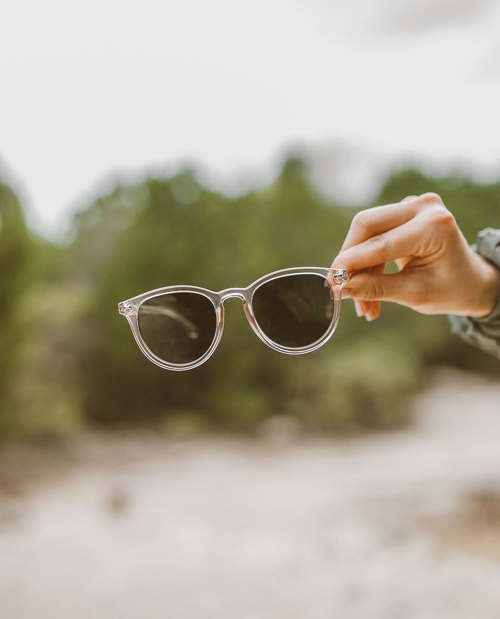 livvyland-blog-olivia-watson-austin-texas-greenbelt-hike-nature-walk-le-specs-polarized-firestarter-sunglasses