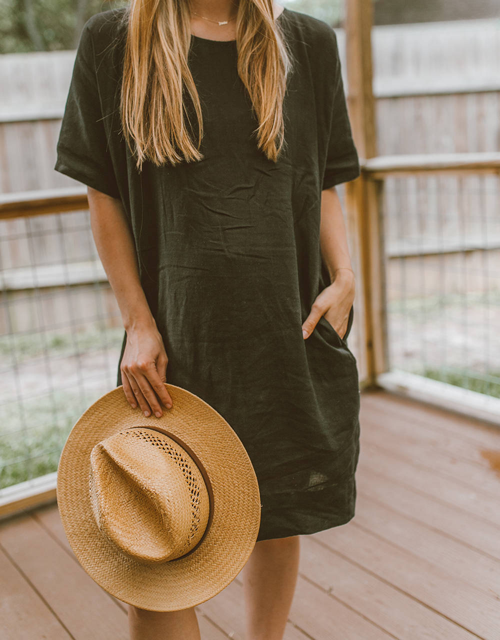 livvyland-blog-olivia-watson-linen-shift-dress-eileen-fisher-organic-handkerchief-boxy-dress-austin-texas-patio-pregnancy-summer-outfit-10