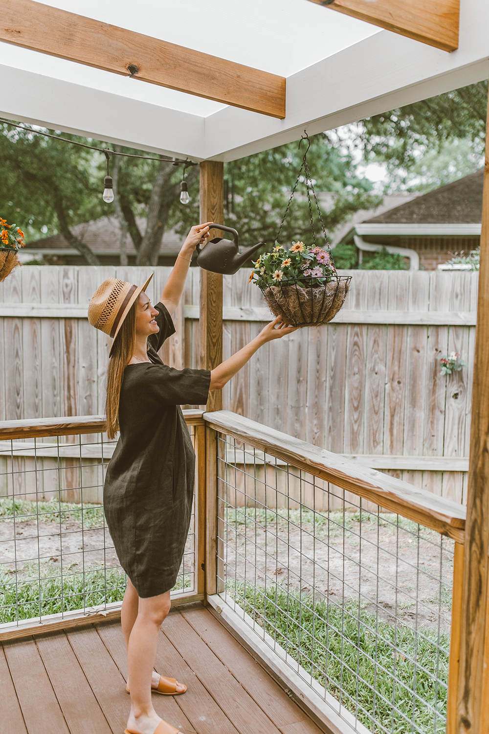 livvyland-blog-olivia-watson-linen-shift-dress-eileen-fisher-organic-handkerchief-boxy-dress-austin-texas-patio-pregnancy-summer-outfit-12