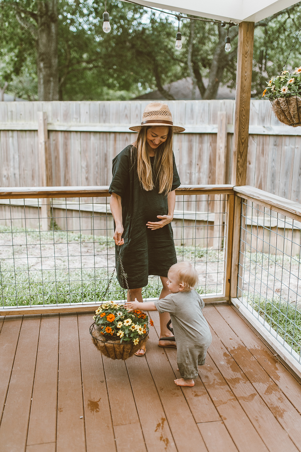 livvyland-blog-olivia-watson-linen-shift-dress-eileen-fisher-organic-handkerchief-boxy-dress-austin-texas-patio-pregnancy-summer-outfit-2