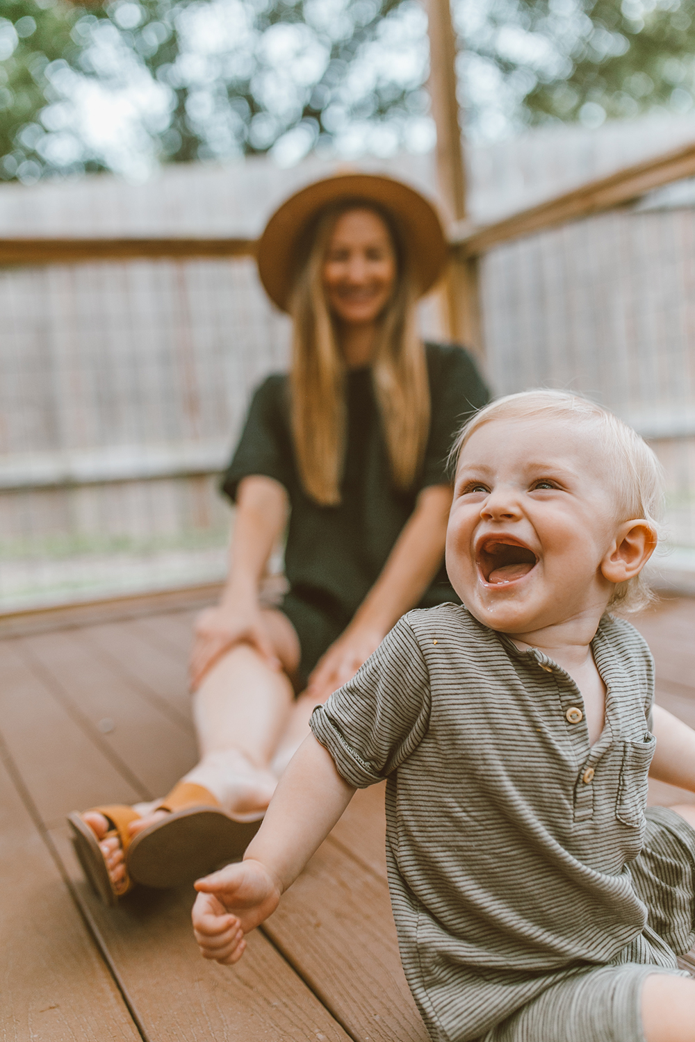 livvyland-blog-olivia-watson-linen-shift-dress-eileen-fisher-organic-handkerchief-boxy-dress-austin-texas-patio-pregnancy-summer-outfit-5