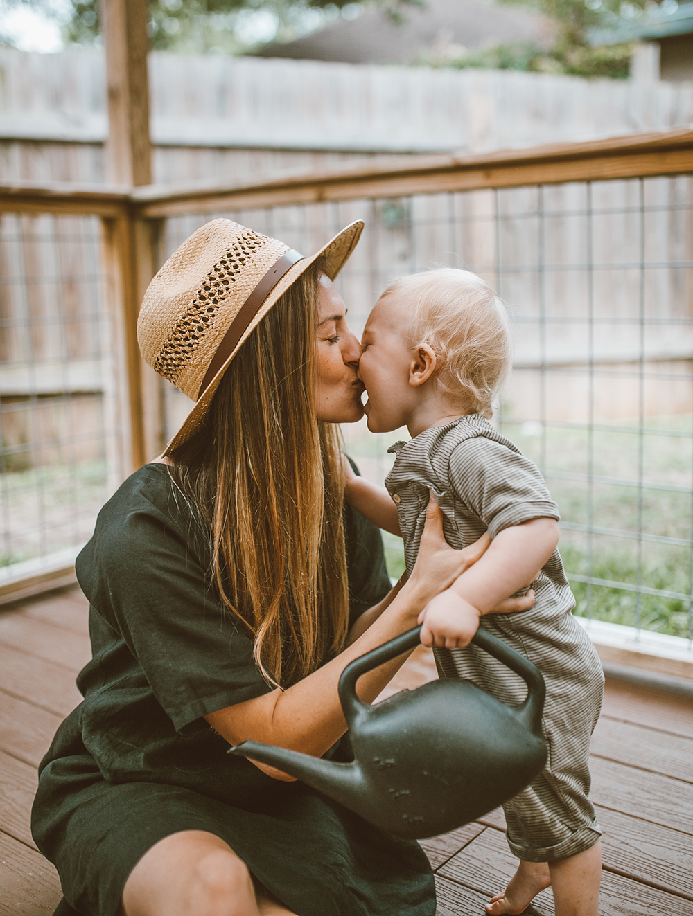 livvyland-blog-olivia-watson-linen-shift-dress-eileen-fisher-organic-handkerchief-boxy-dress-austin-texas-patio-pregnancy-summer-outfit-7