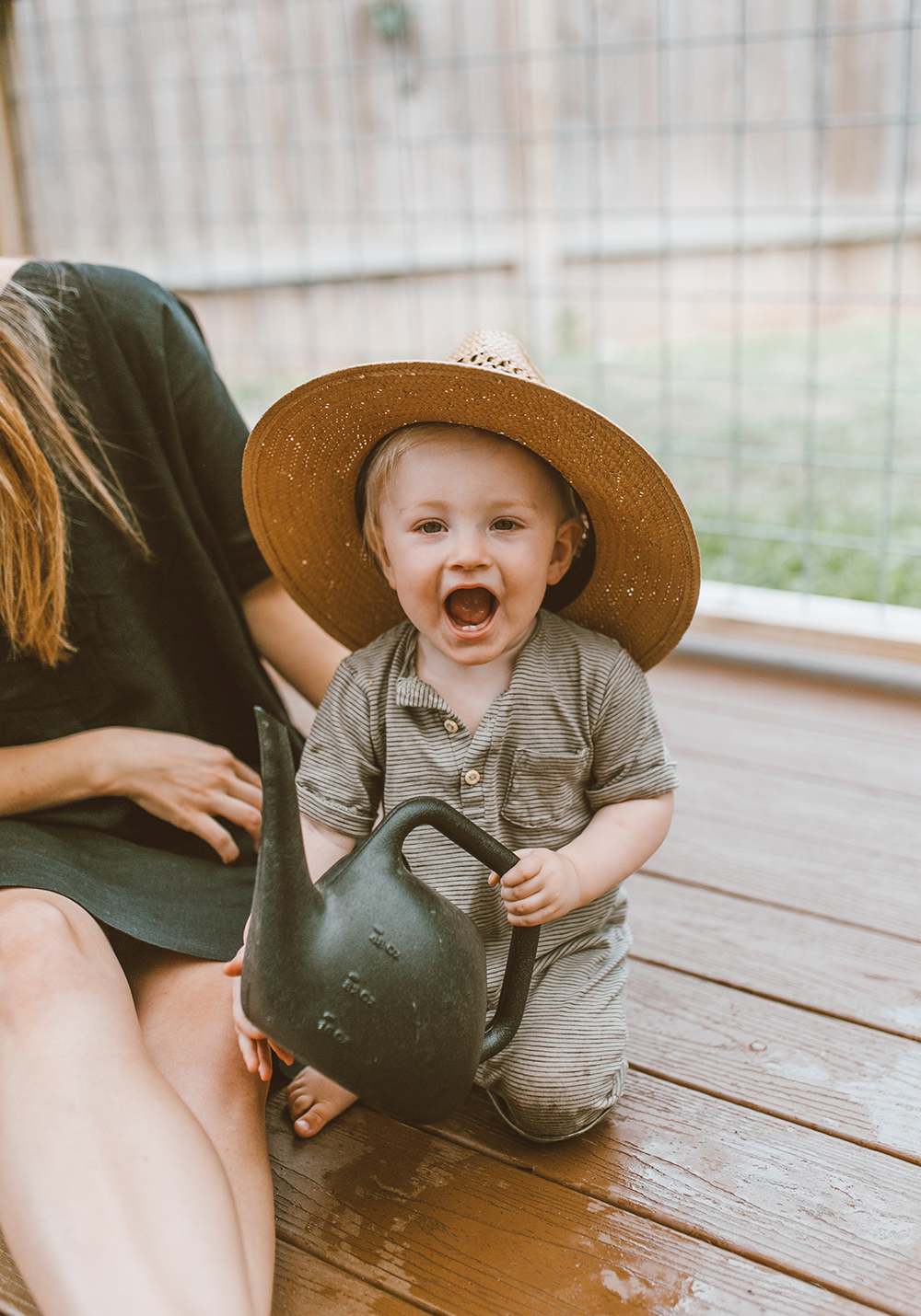 livvyland-blog-olivia-watson-linen-shift-dress-eileen-fisher-organic-handkerchief-boxy-dress-austin-texas-patio-pregnancy-summer-outfit-8