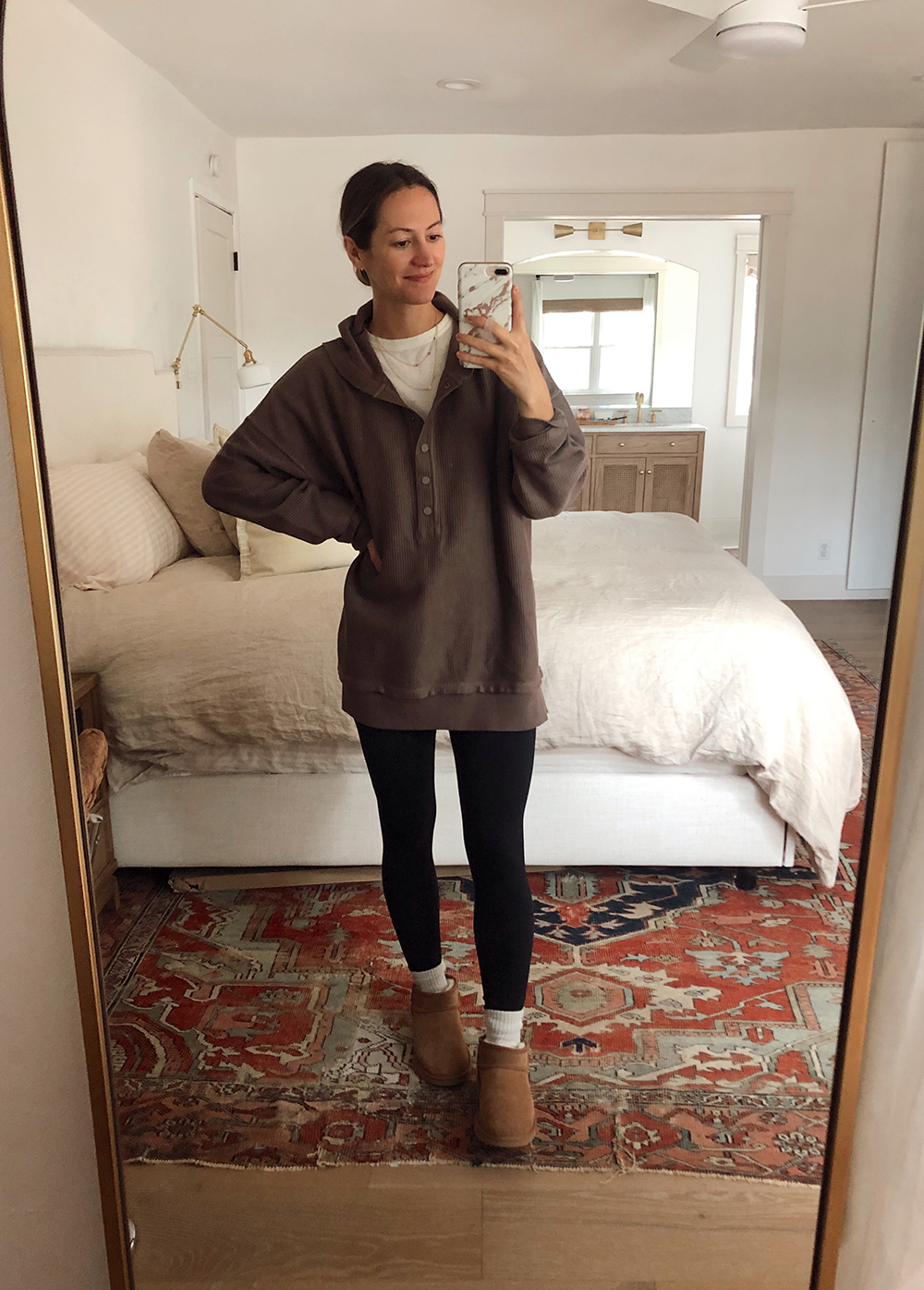 livvyland-blog-olivia-watson-leggings-ugg-ultra-mini-aerie-oversized-sweatshirt-brown-fall-outfit-idea