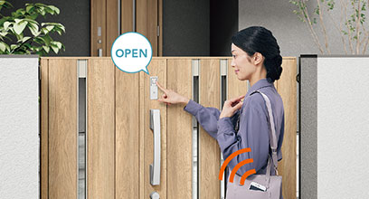 スマートフォンをバッグやポケットに入れておけば、門扉のボタンを押すだけで、自動でカギがオープン(帰宅時)