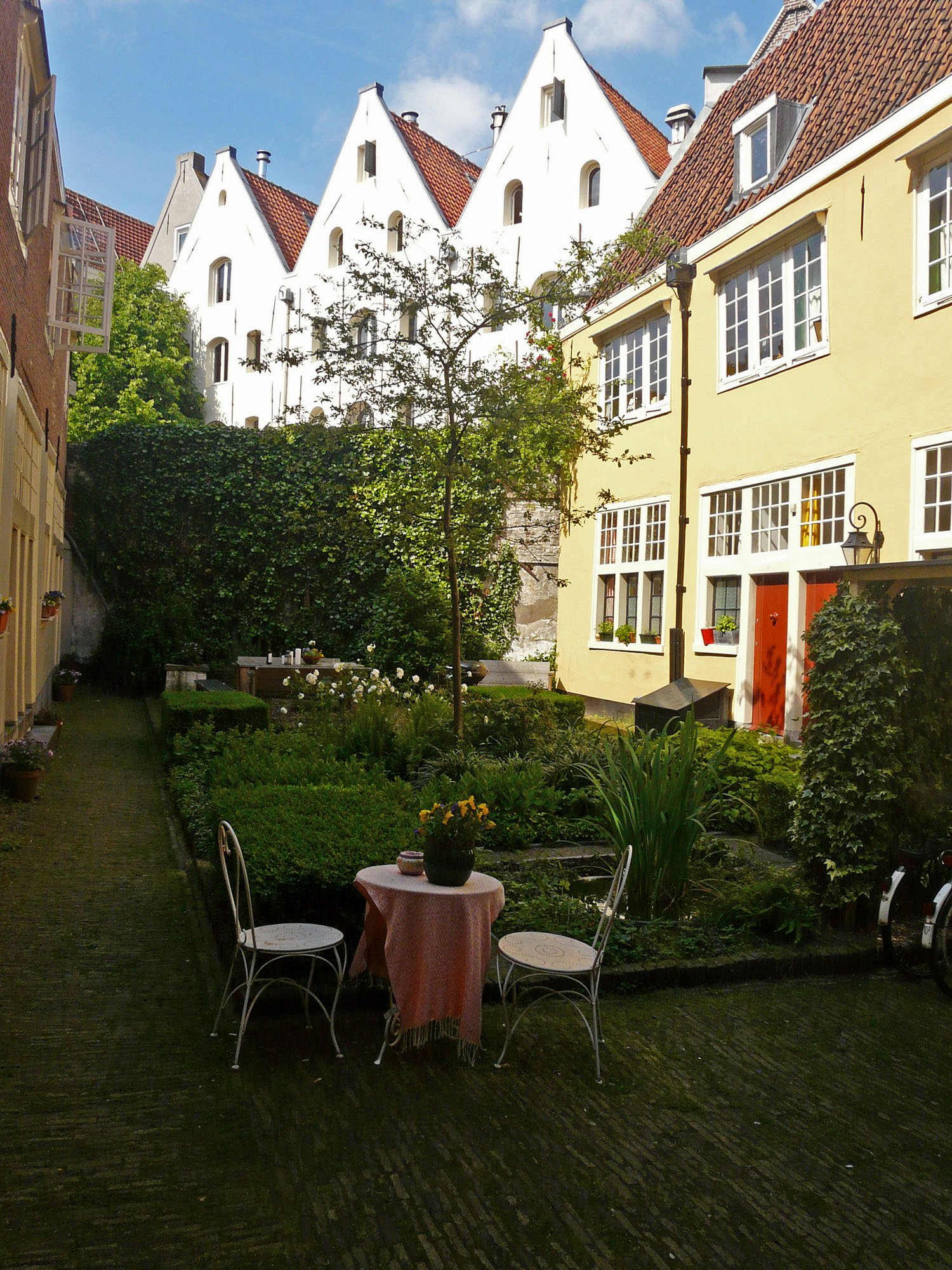 Amsterdam houses garden