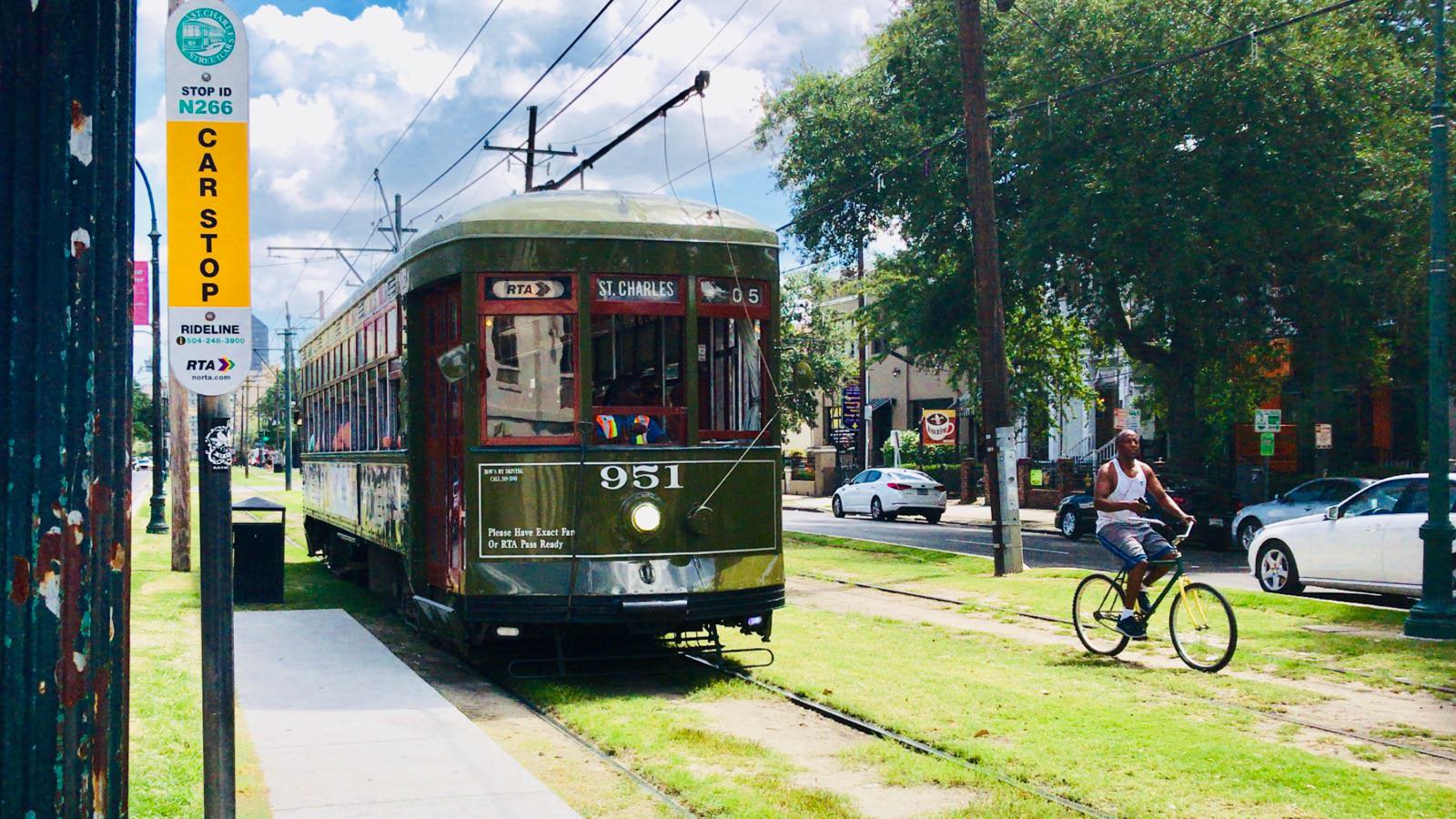 New Orleans streets bus